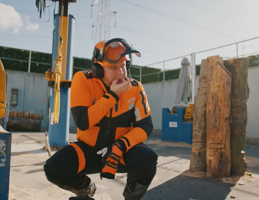 Mand fløjter efter Spot